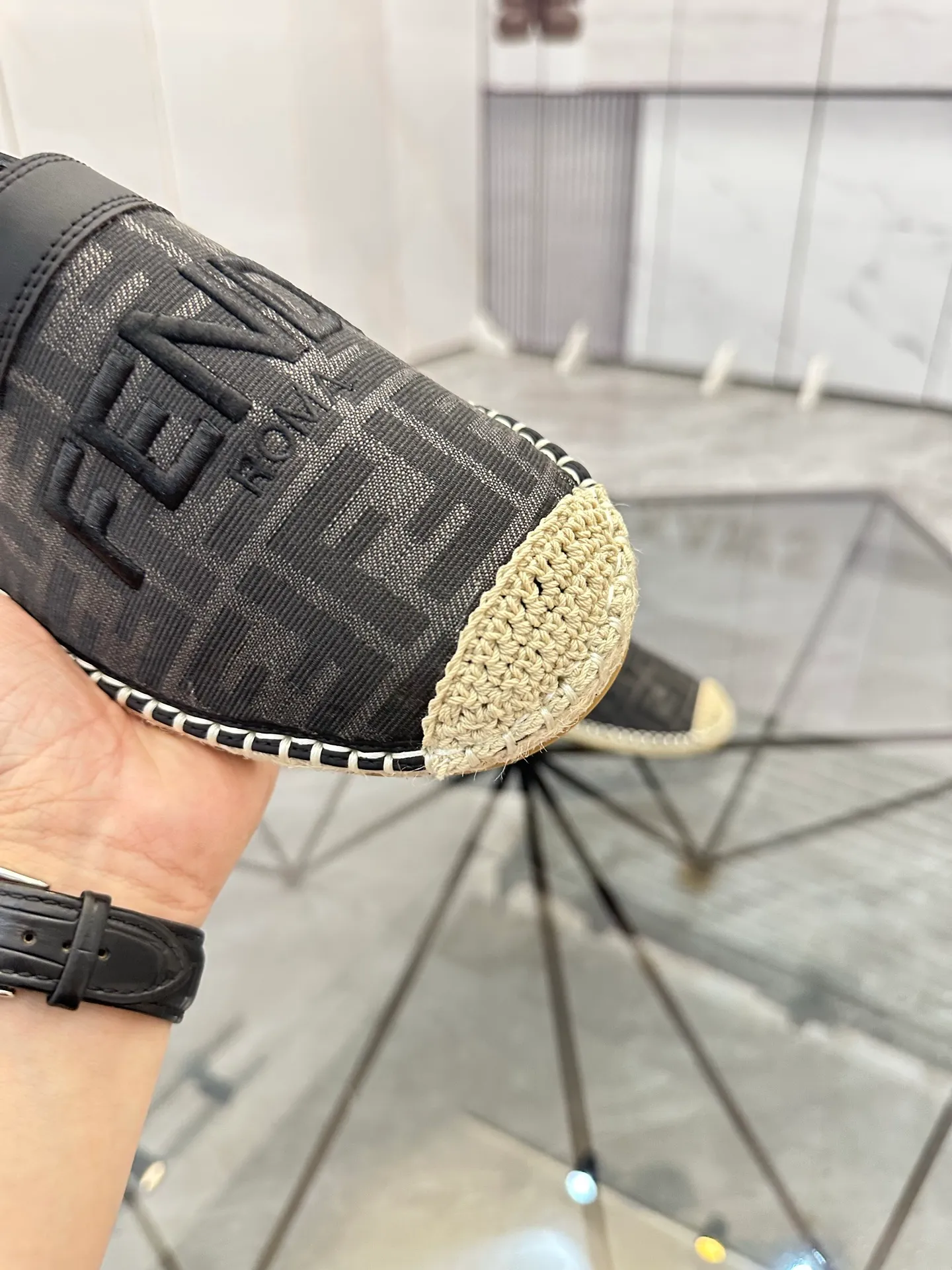 Selling men's shoes 💰: 💰P420¥ Product trademark: Fendi* "Fendi*" low-top fisherman's shoes Regular size: 38-44 (can be customized to 37.45) Product materials: upper imported cowhide stitched with original fabric, sheepskin lining, original outsole. Number: 1023